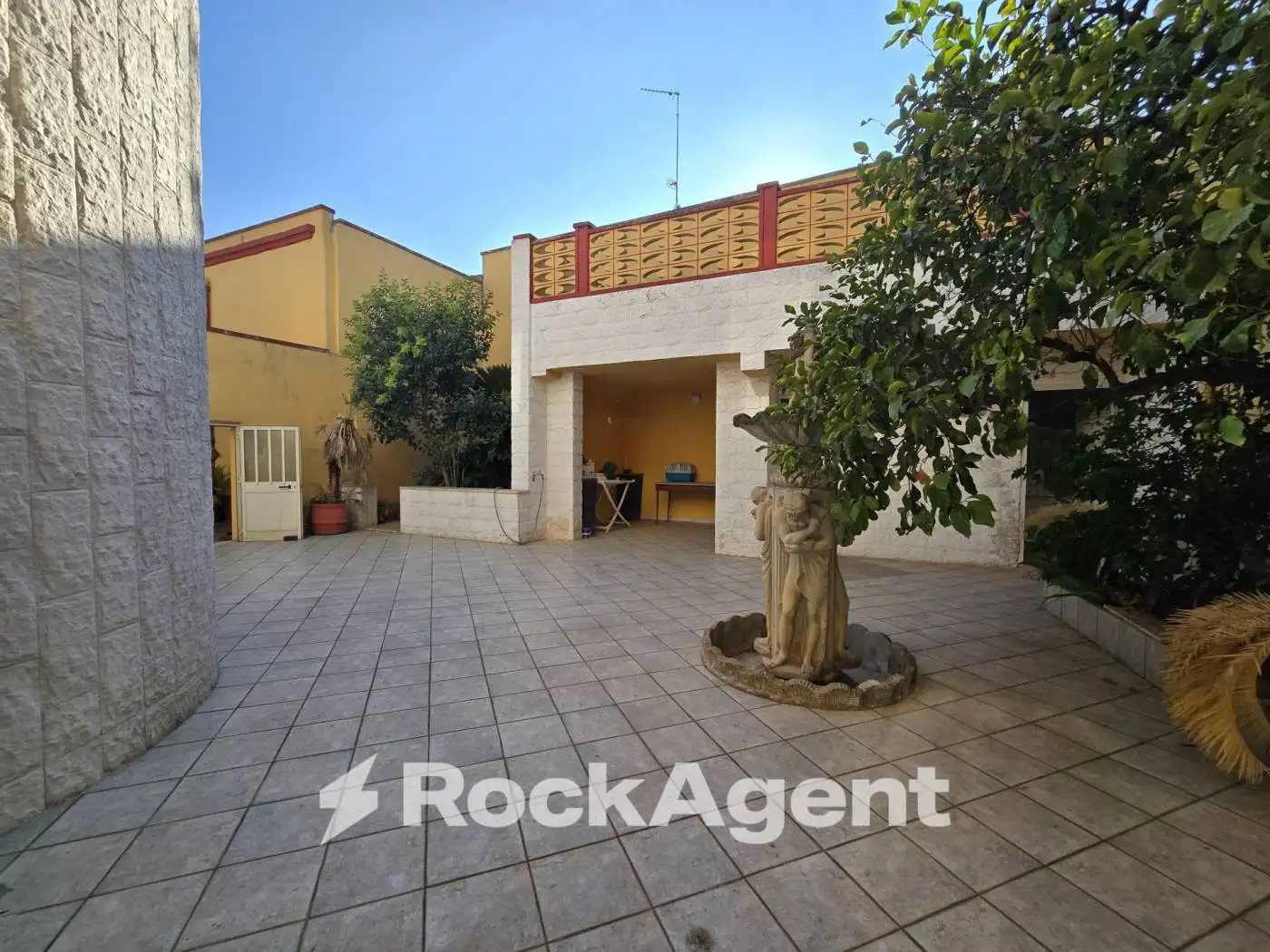 Palazzo - Edificio in vendita a Carmiano