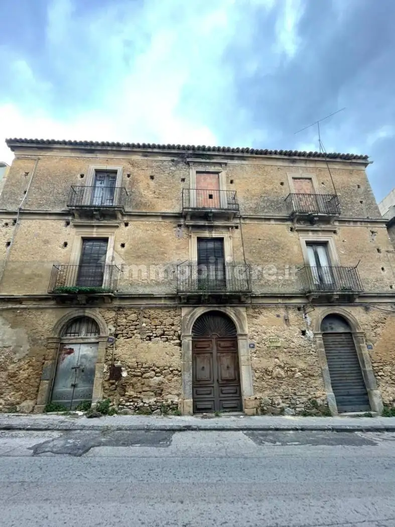 Palazzo - Edificio in vendita a Caltagirone