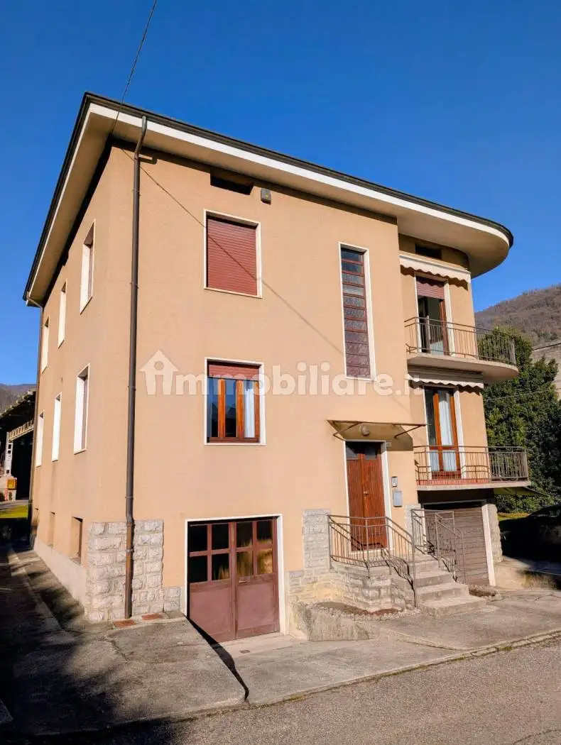 Casa indipendente in vendita a Val Brembilla