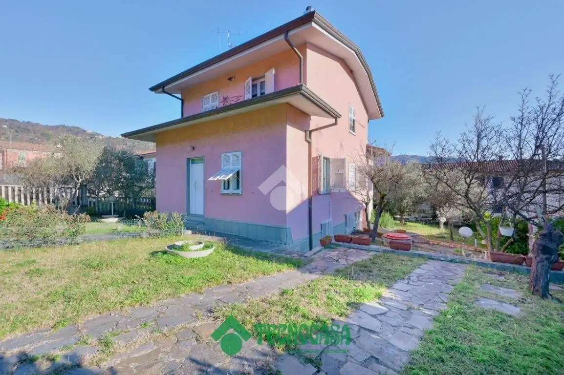 Casa indipendente in vendita a Follo