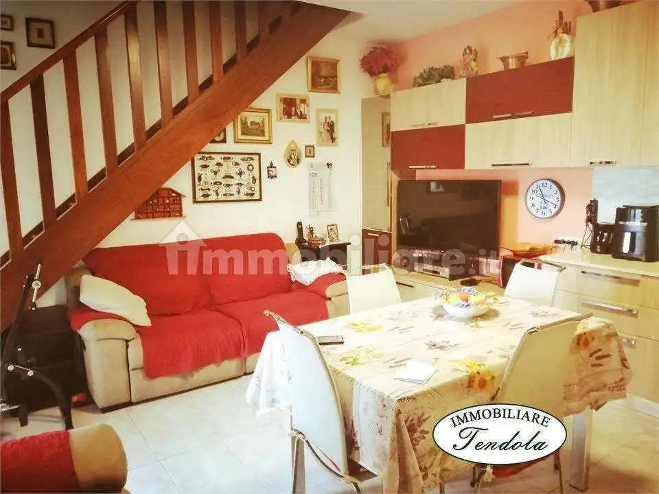 Casa indipendente in vendita a Luni