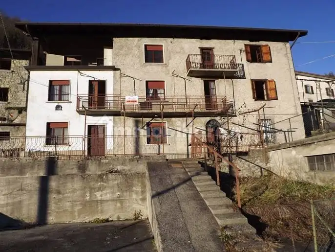 Casa indipendente in vendita a Val Brembilla