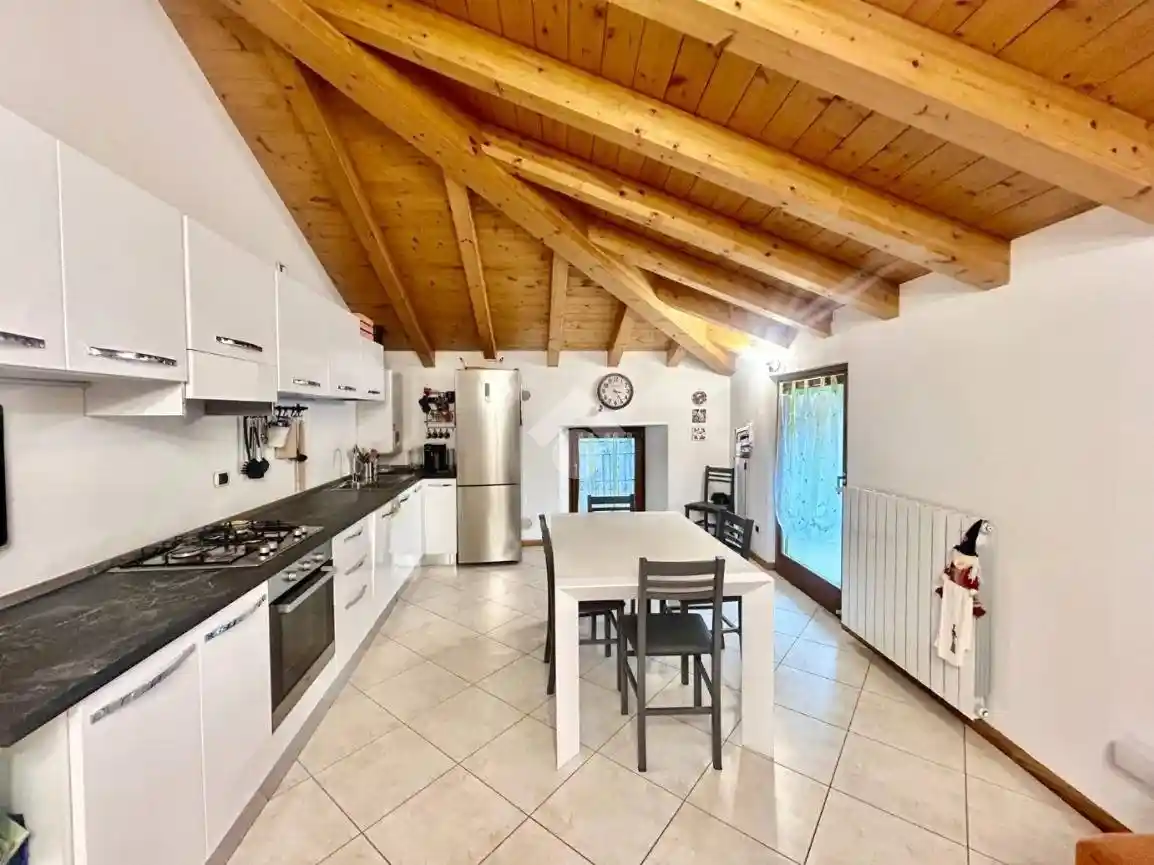 Appartamento in vendita a Dongo