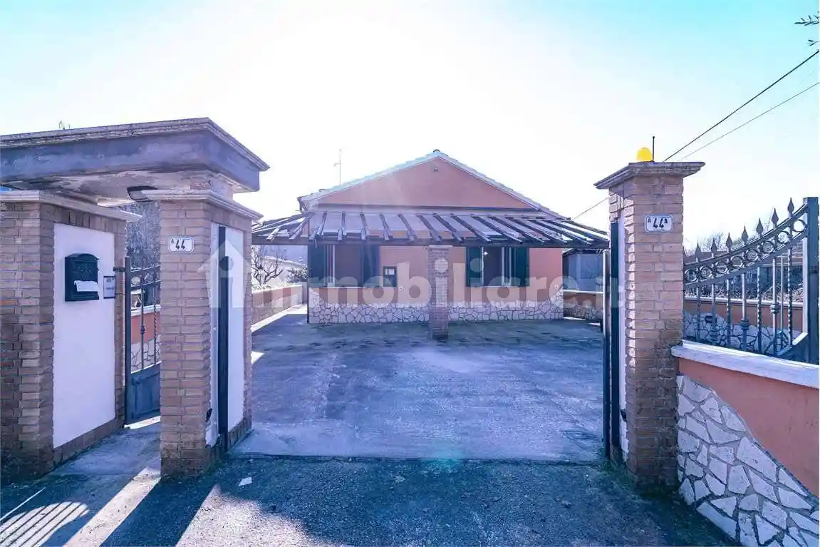 Casa indipendente in vendita a Frosinone