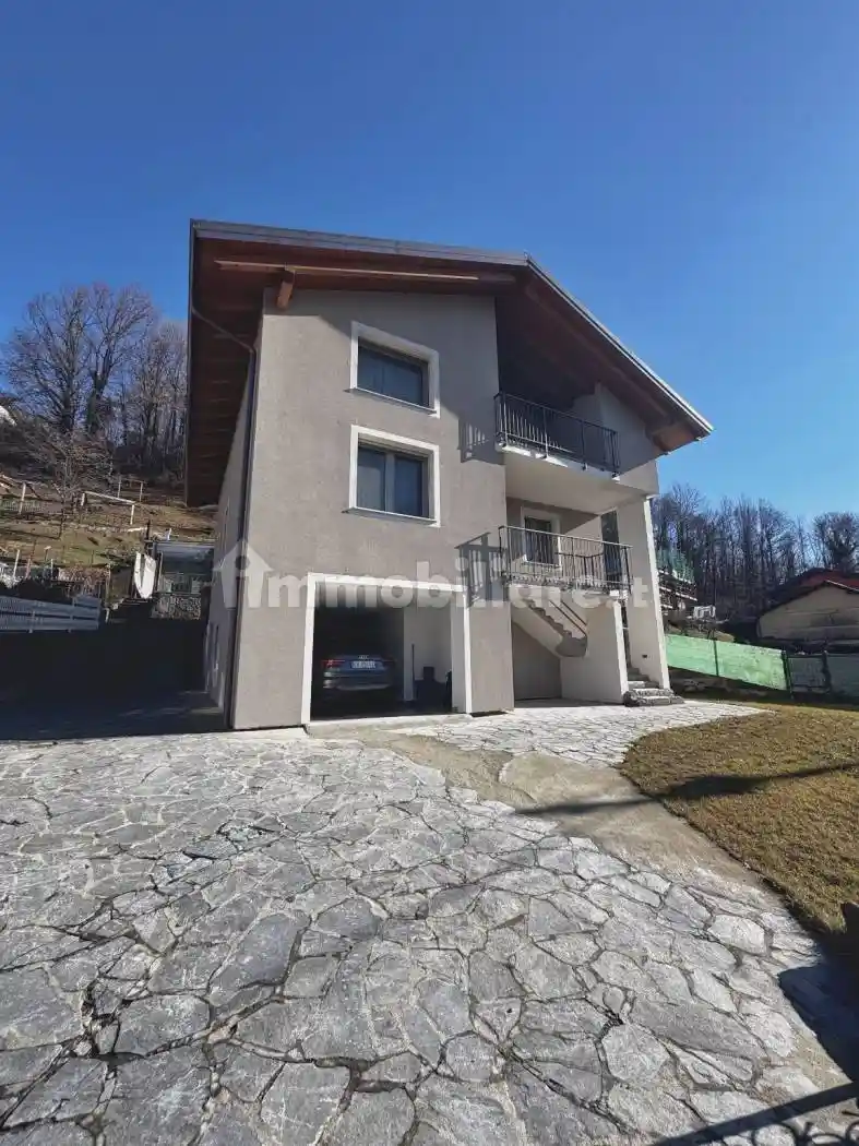 Villa in vendita a Borgosesia