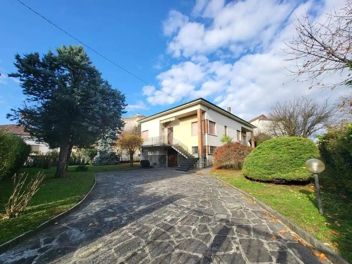 Villa in vendita a Besana in Brianza