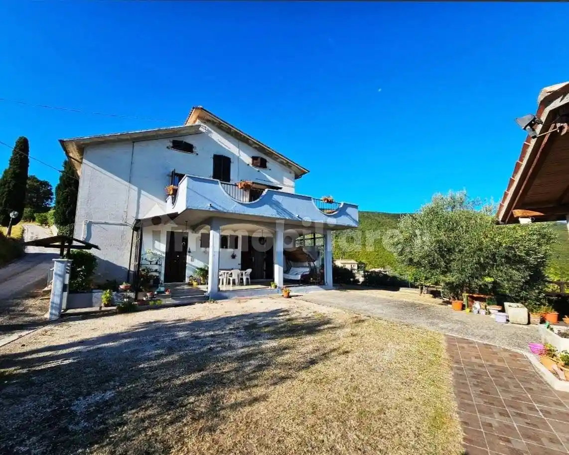 Villa in vendita a San Severino Marche