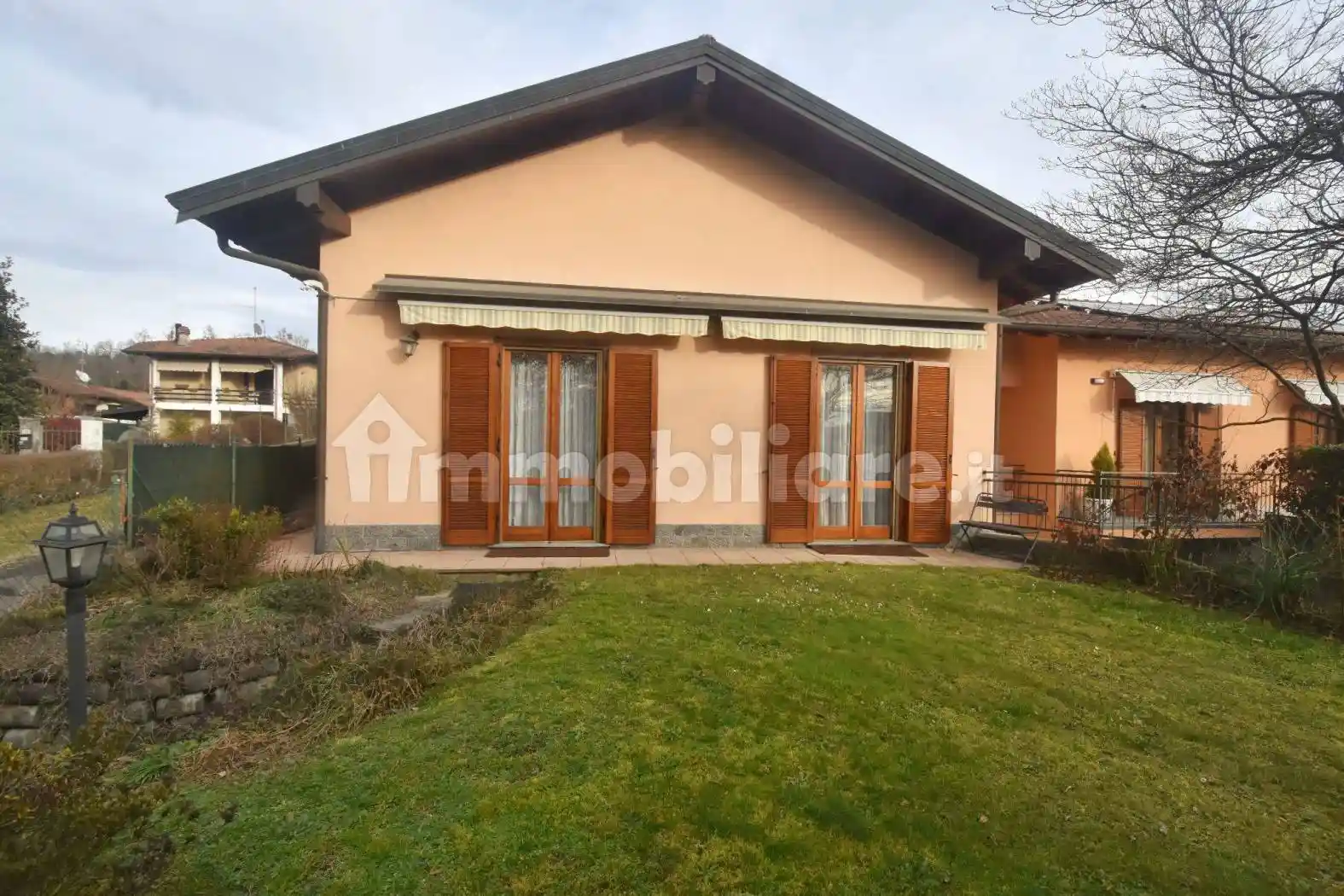 Villa in vendita a Travedona-Monate