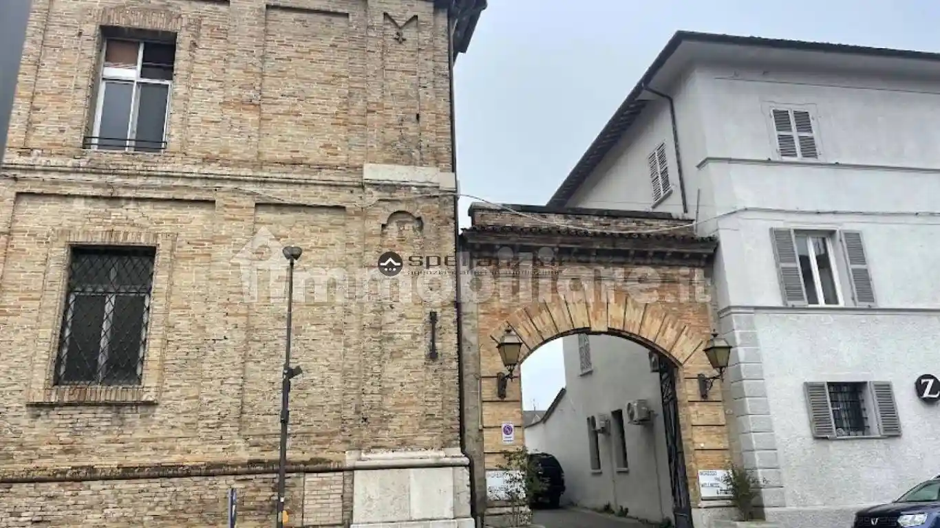 Palazzo - Edificio in vendita a Fossombrone