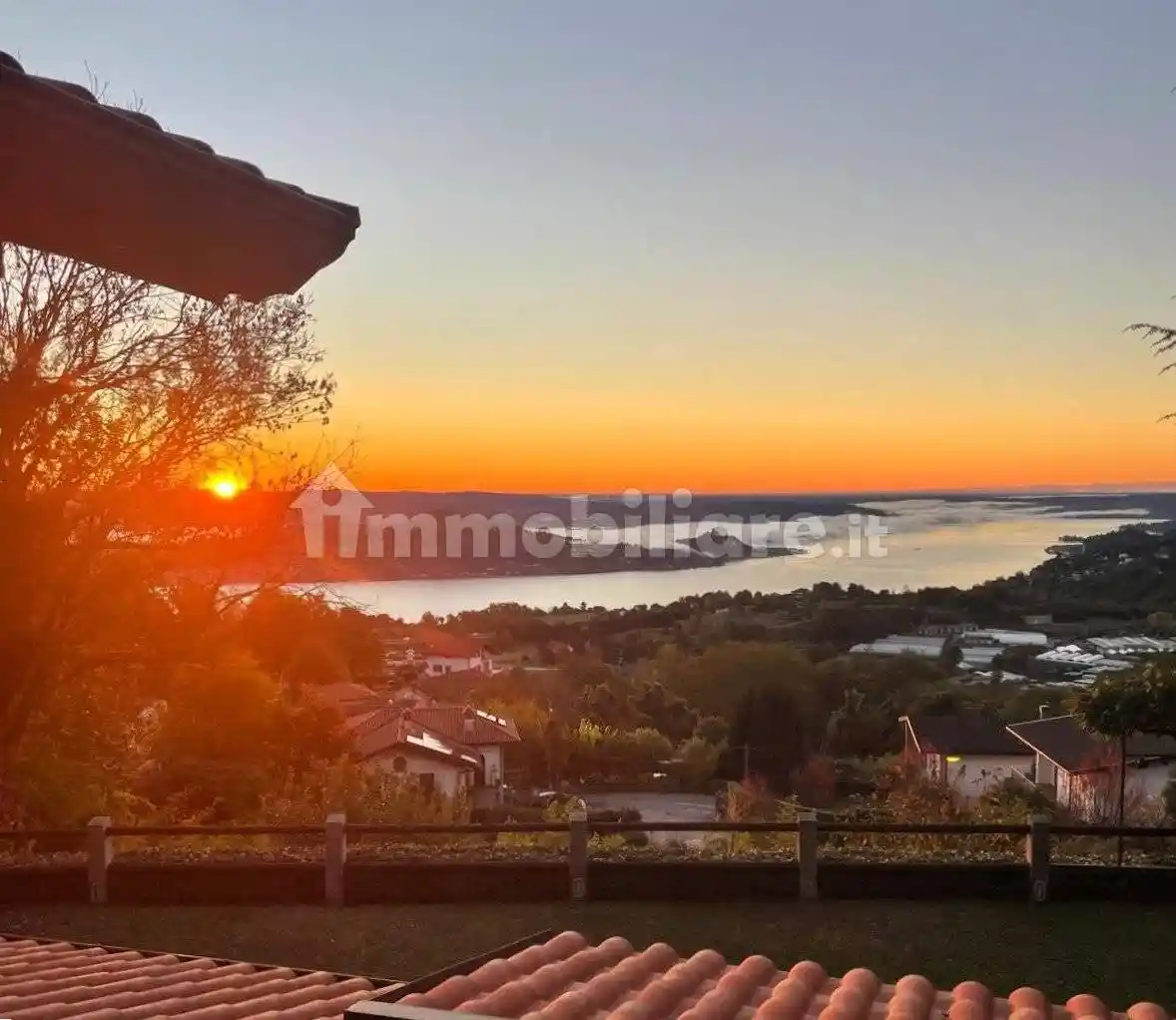 Villa in vendita a Nebbiuno