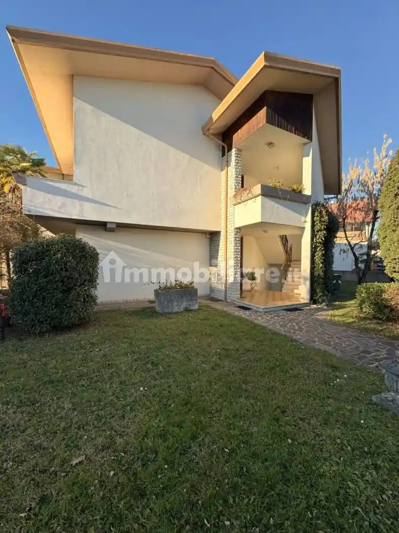 Villa in vendita a Aviano