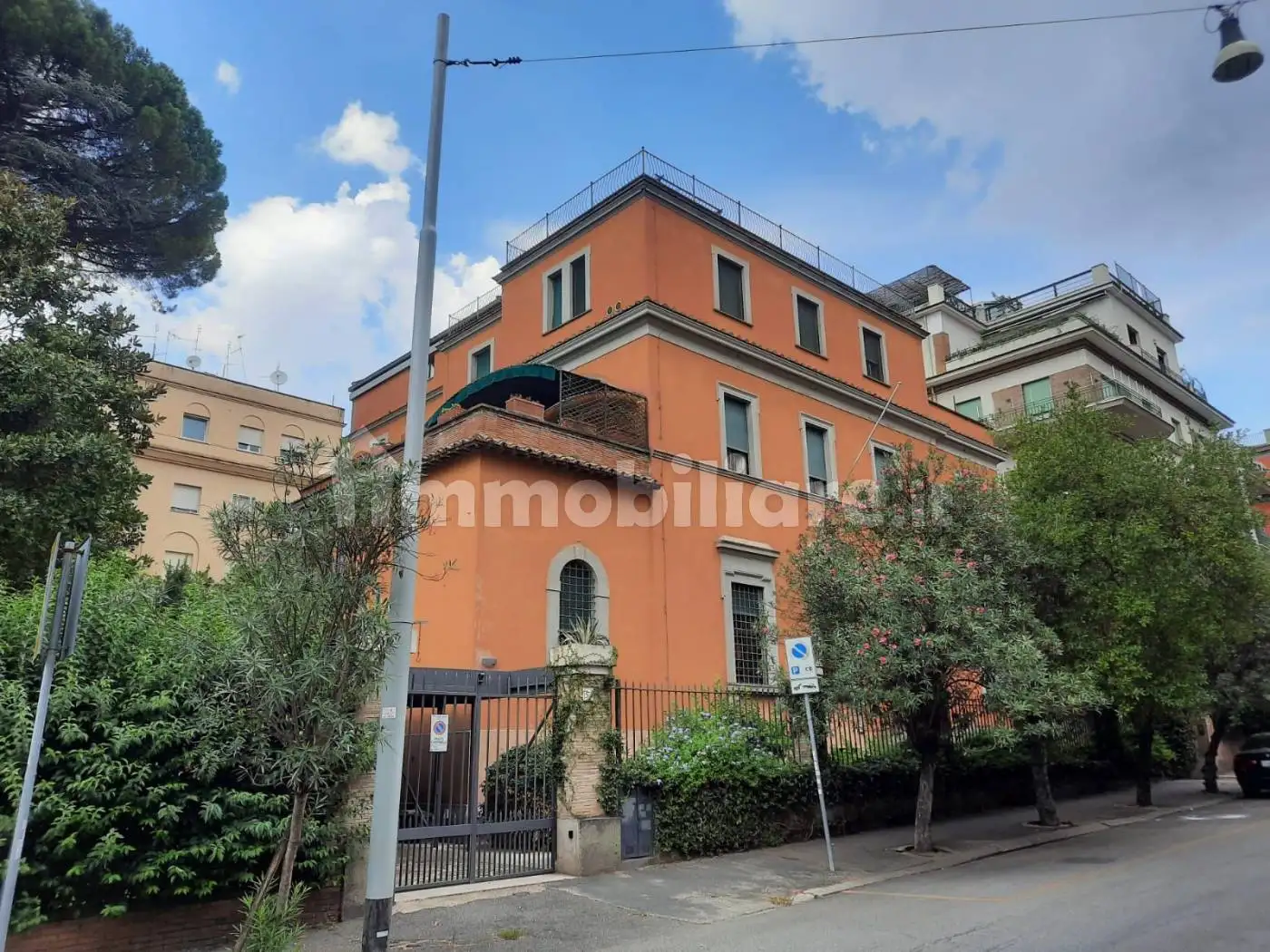 Palazzo - Edificio in vendita a Roma