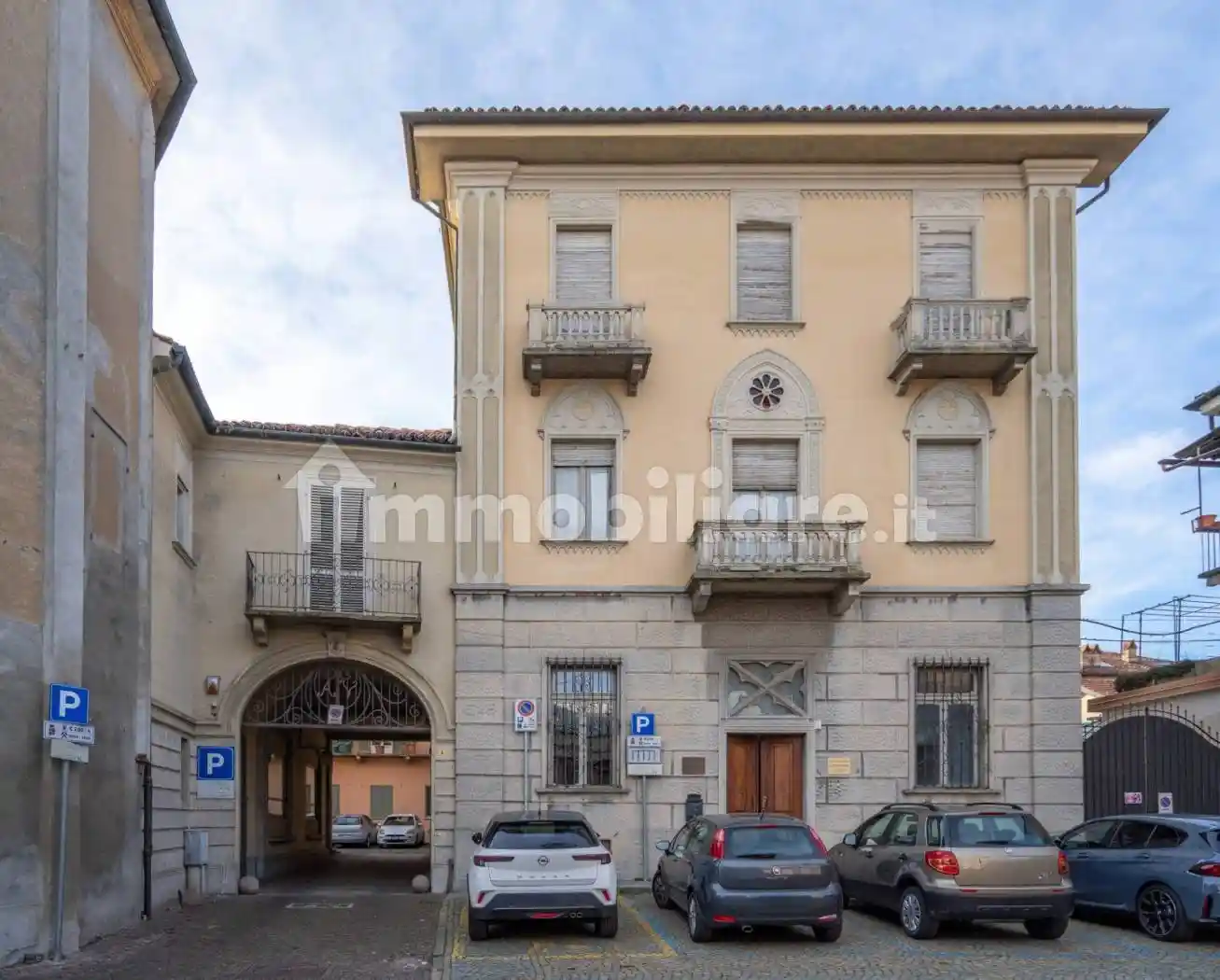 Palazzo - Edificio in vendita a Chieri