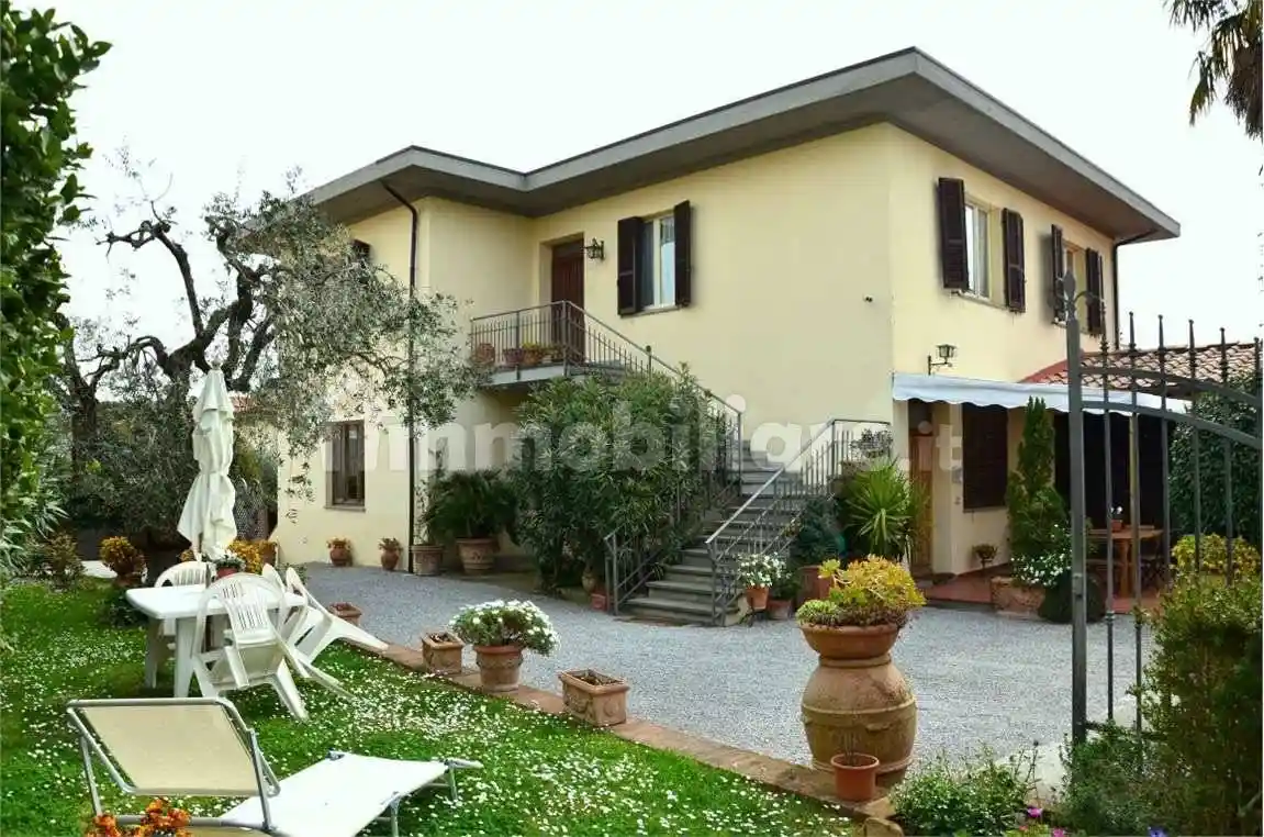 Villa in vendita a Lucignano