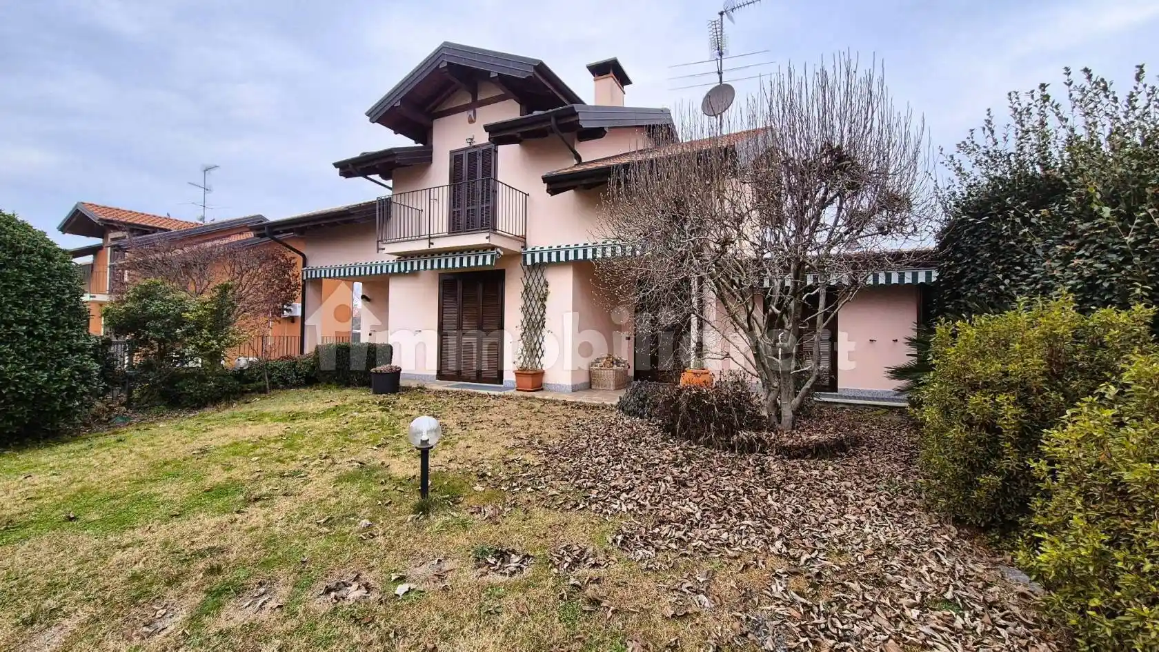 Villa in vendita a Varallo Pombia