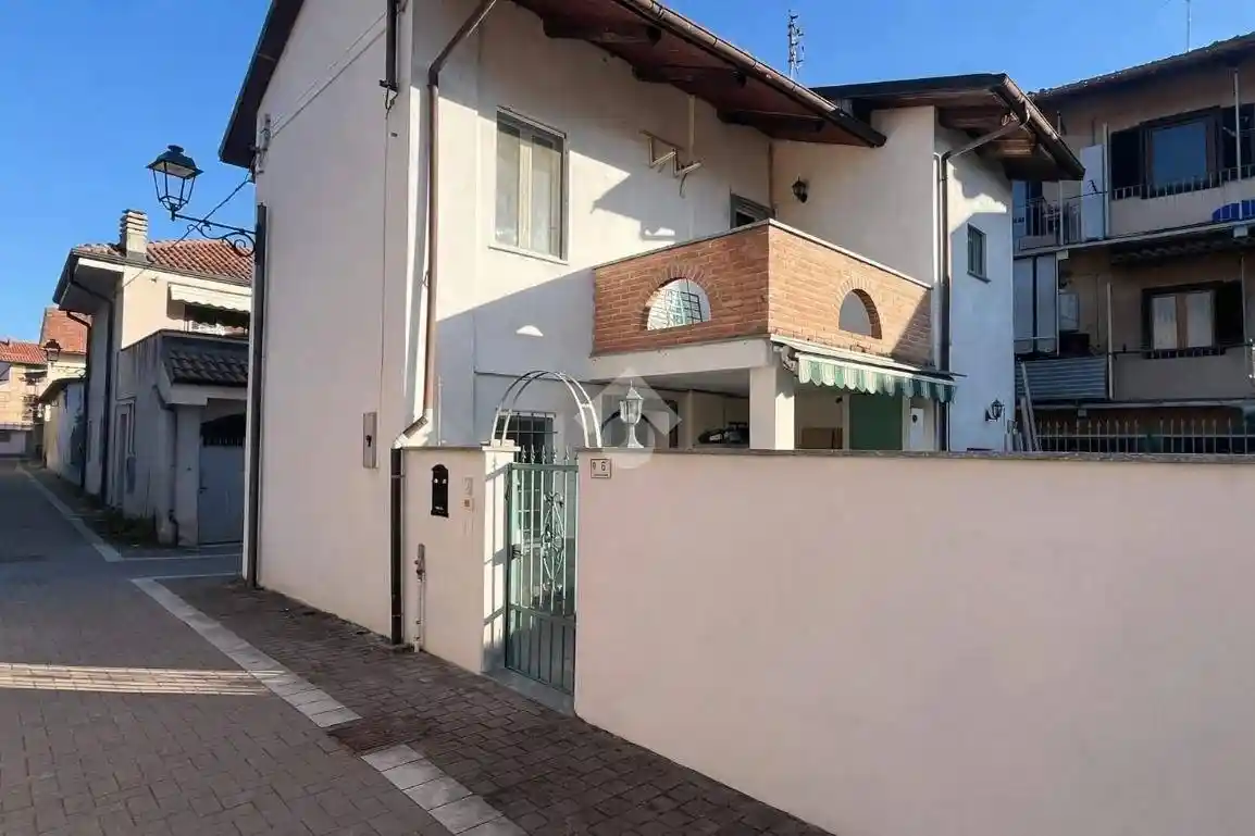 Casa indipendente in affitto a San Francesco al Campo