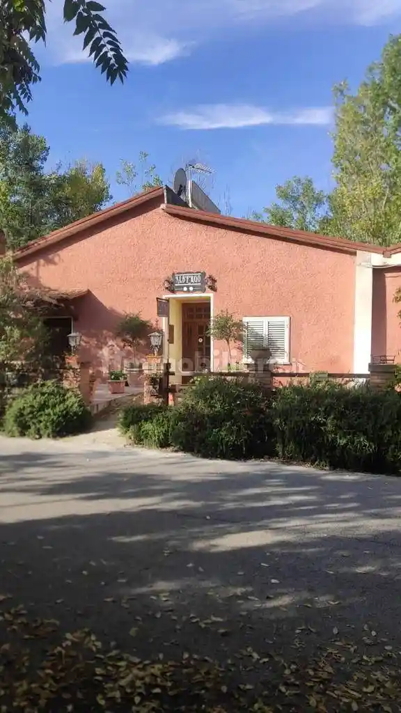 Palazzo - Edificio in vendita a Trevi