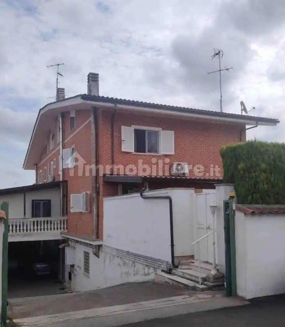 Villetta a schiera in vendita a Pomezia