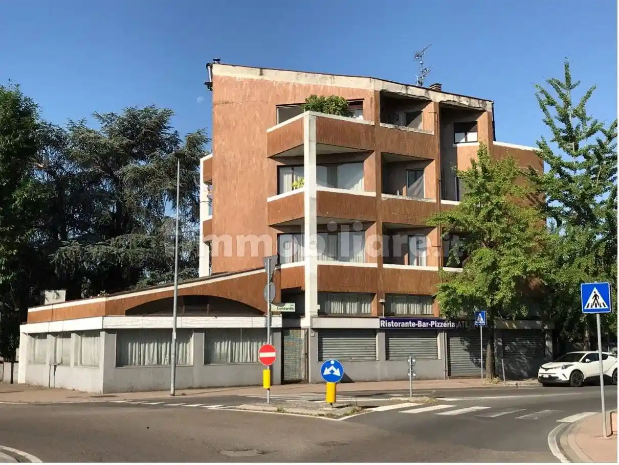 Palazzo - Edificio in vendita a Rozzano