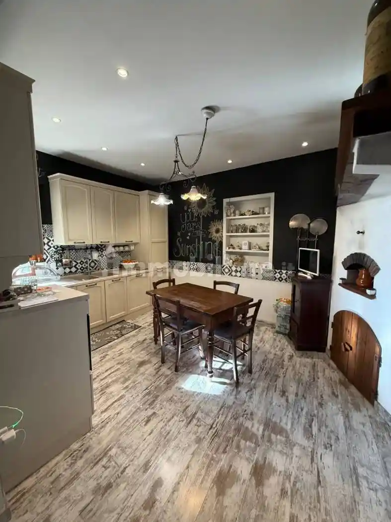 Appartamento in vendita a Capraia e Limite