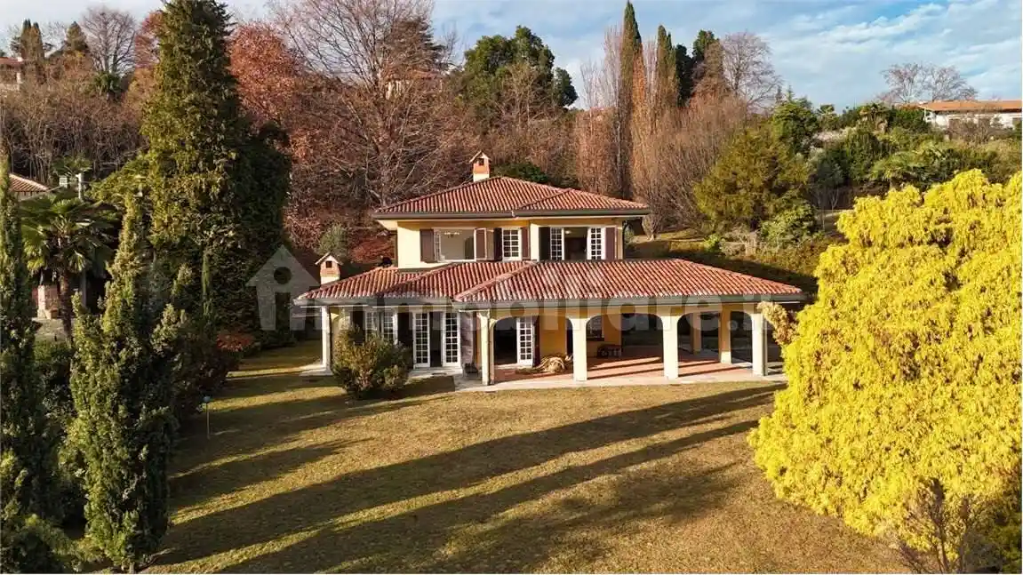 Villa in vendita a Castelveccana