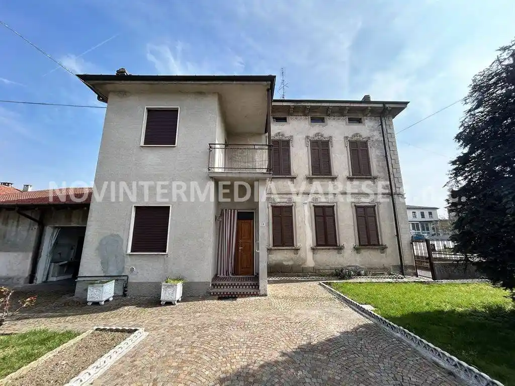 Casa indipendente in vendita a Brebbia