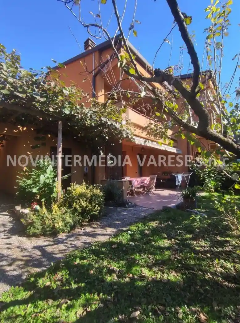Villa in vendita a Gavirate
