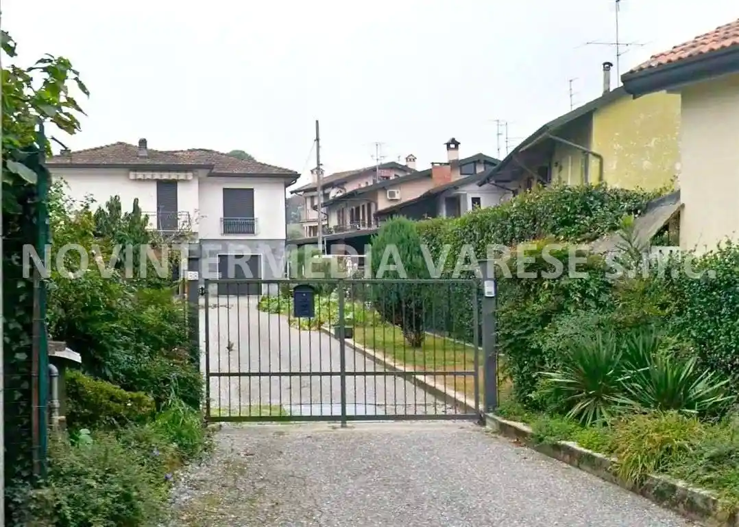 Palazzo - Edificio in vendita a Brebbia