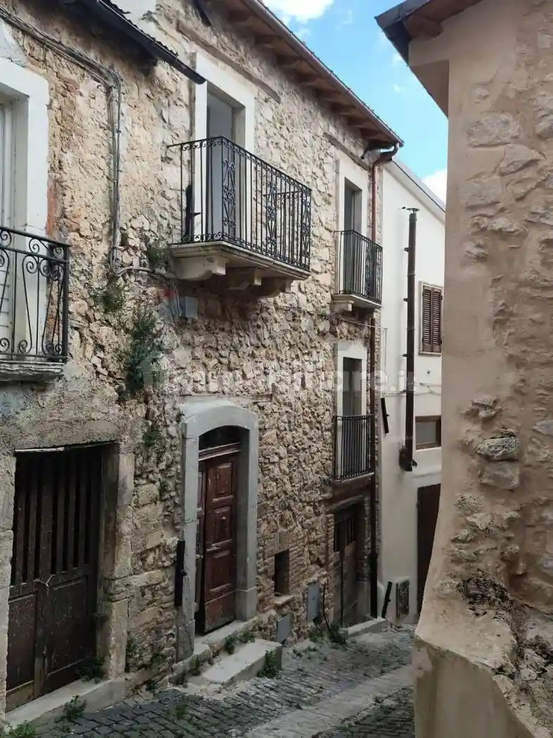 Casa indipendente in vendita a Villa Santa Lucia degli Abruzzi