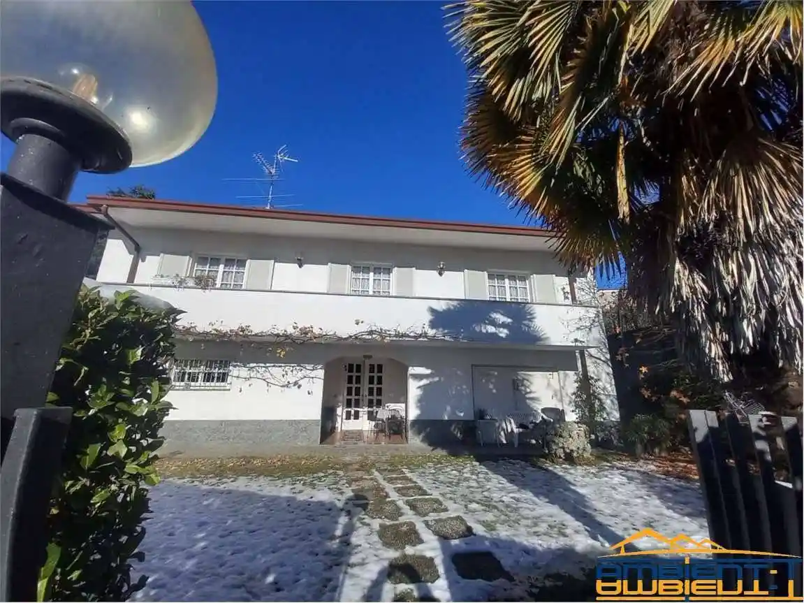 Villa in vendita a Barzanò