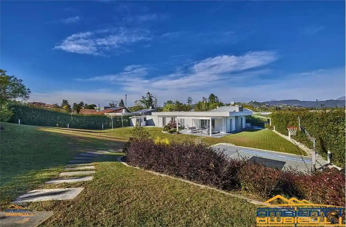 Villa in vendita a Lomagna