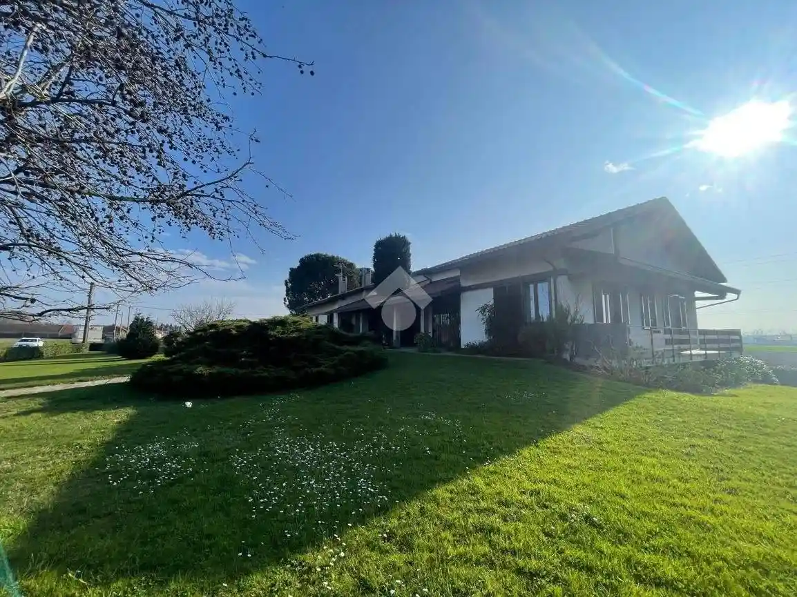 Villa in vendita a Oleggio
