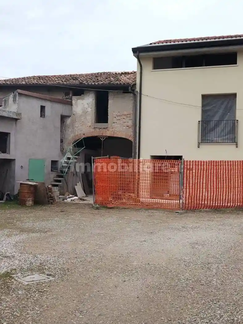 Rustico - Casale in vendita a Verona