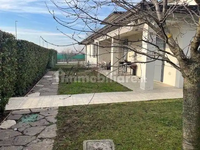 Villa in vendita a Cadeo