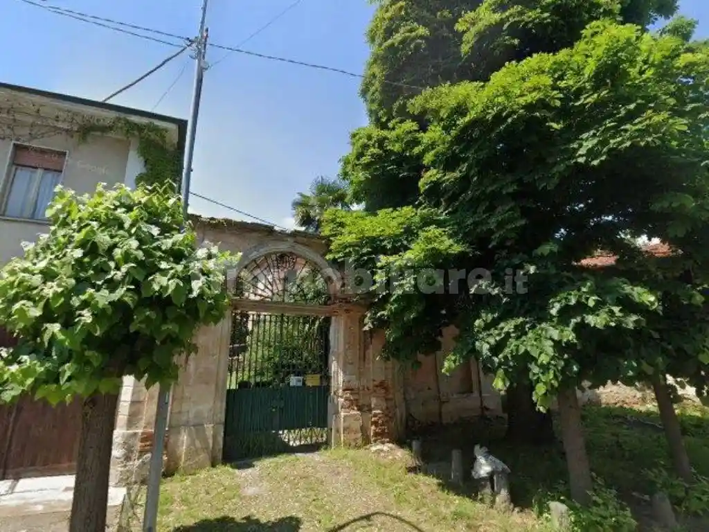 Palazzo - Stabile in vendita a Oglianico