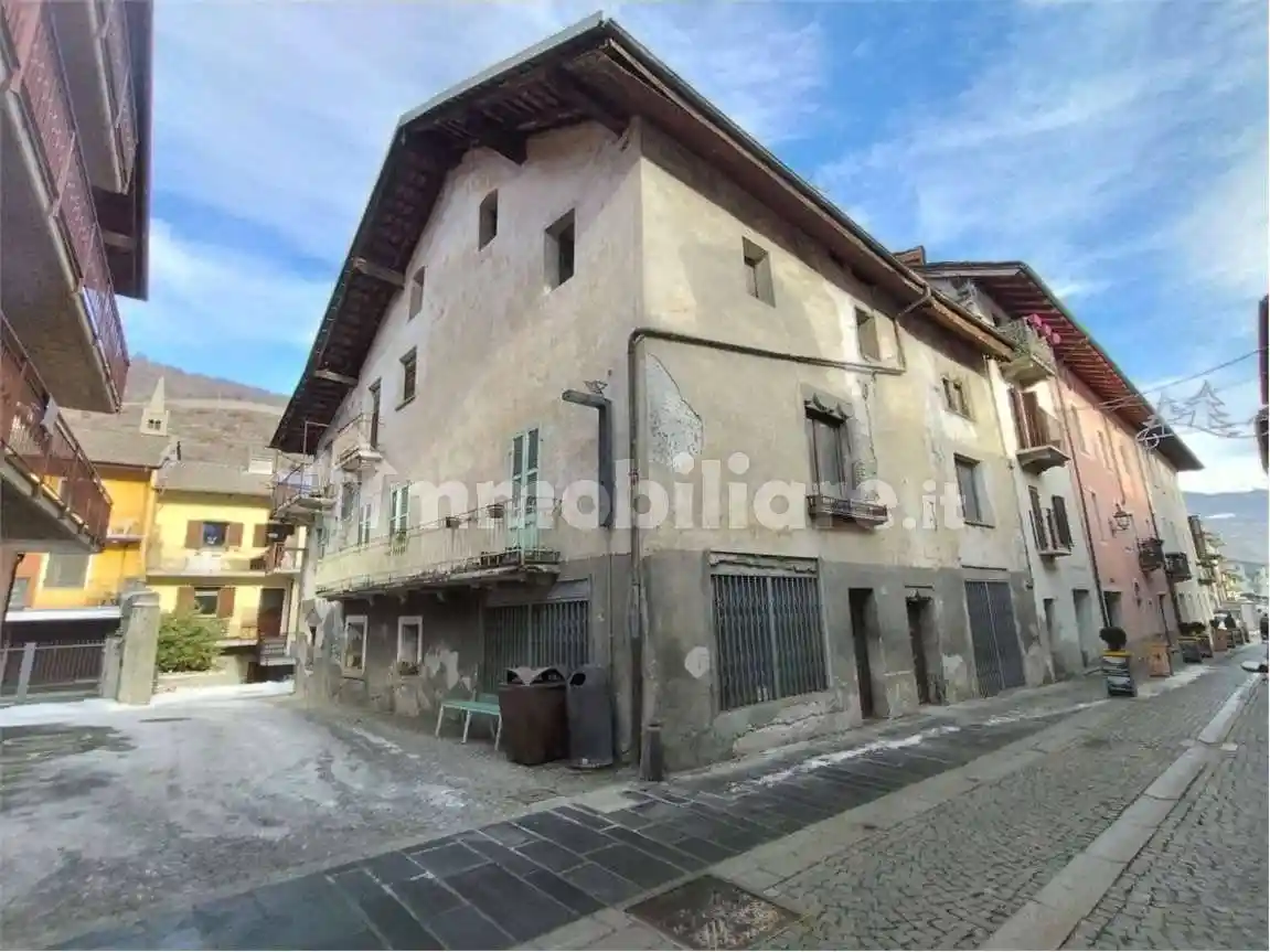 Palazzo - Edificio in vendita a Nus