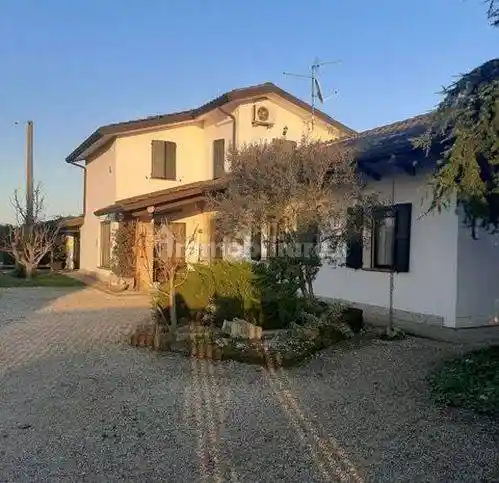 Villa in vendita a Riva del Po