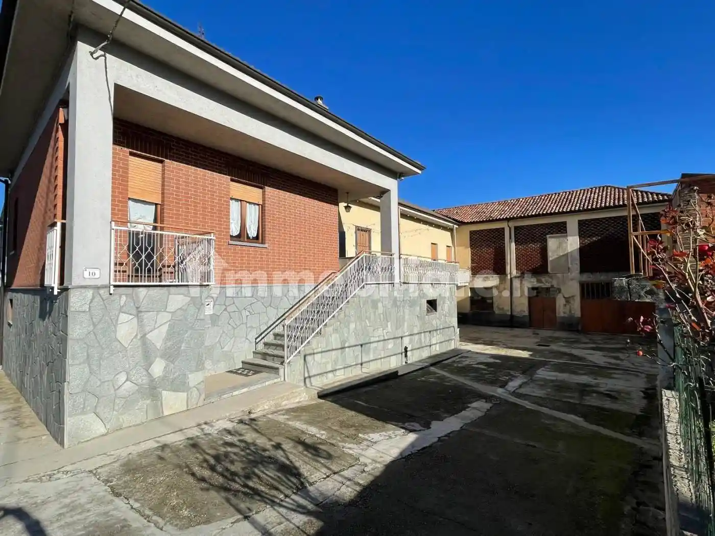 Rustico - Casale in vendita a Castiglione Tinella