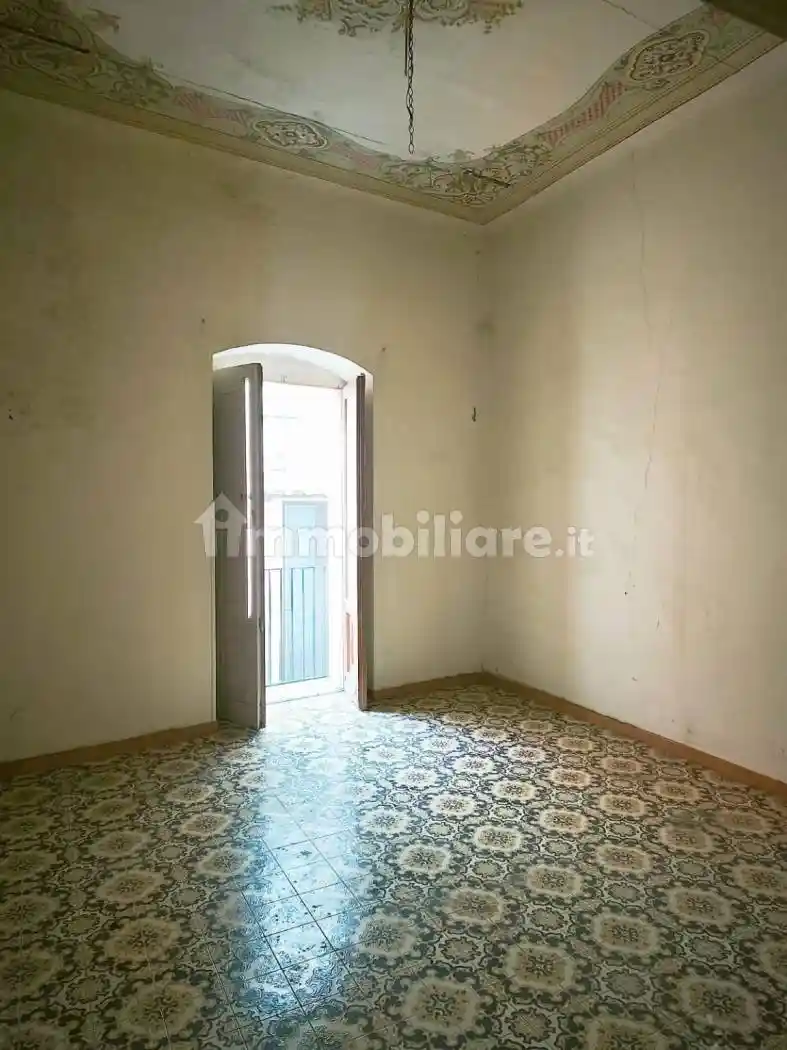 Palazzo - Edificio in vendita a Bitetto