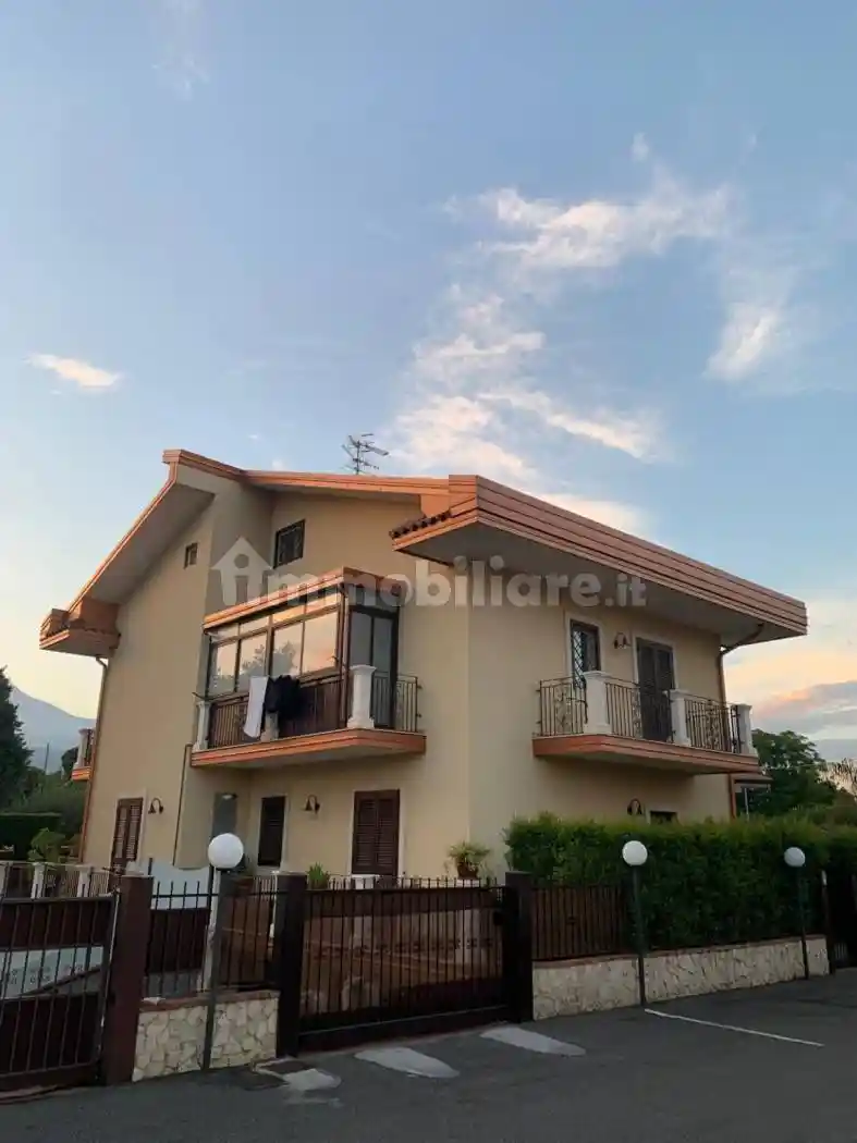 Villa in affitto a Aci Sant'Antonio