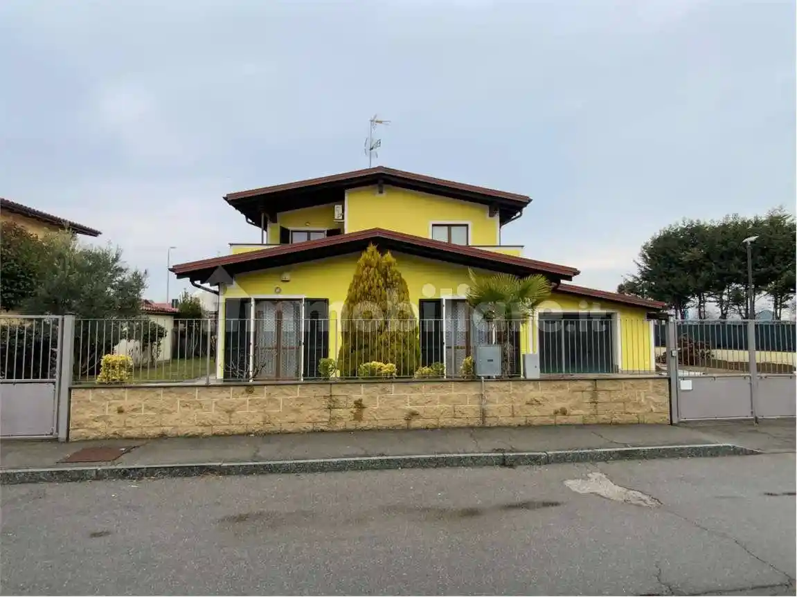 Villa in vendita a Biandrate