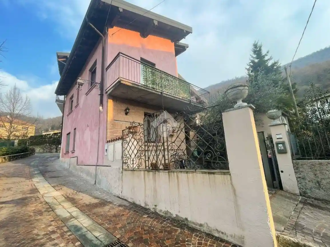 Casa indipendente in vendita a Porto Ceresio
