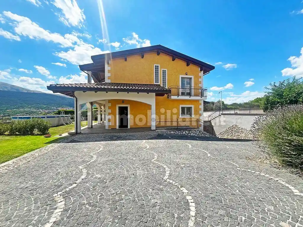 Villa in vendita a L'Aquila