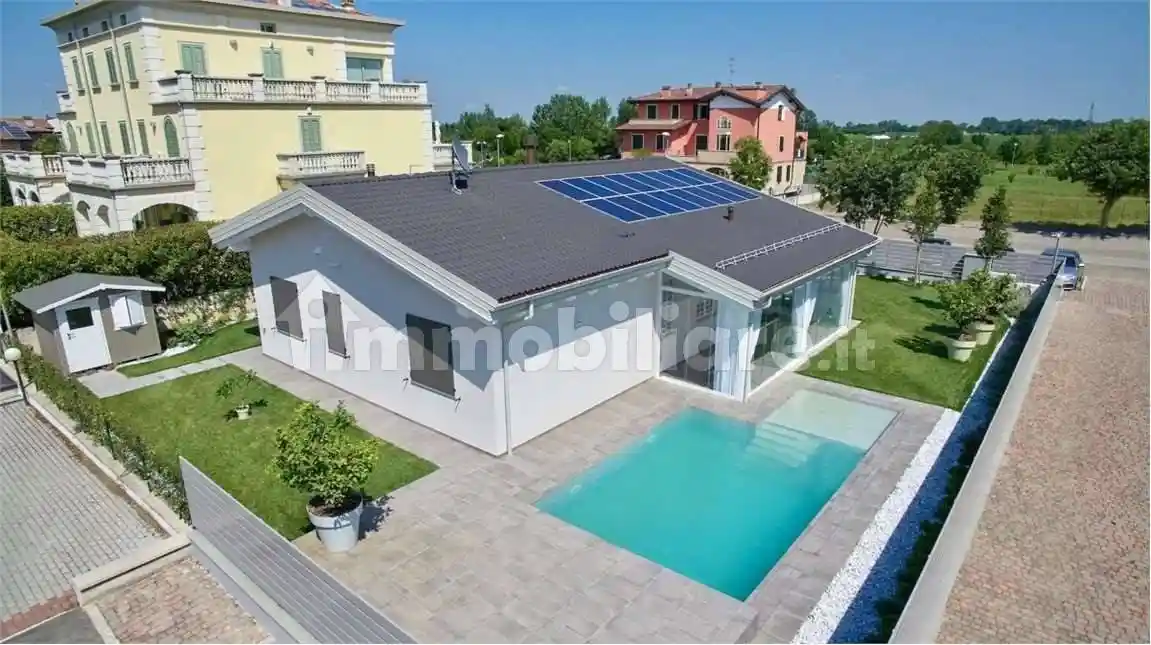 Villa in vendita a Varallo Pombia