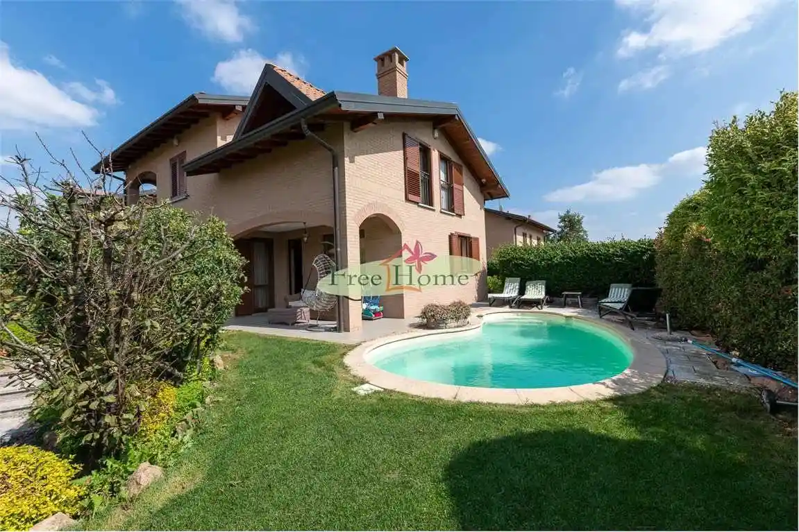 Villa in vendita a Carnago