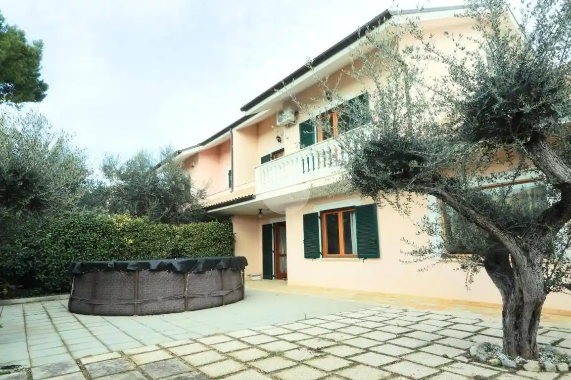 Villa in vendita a Collecorvino
