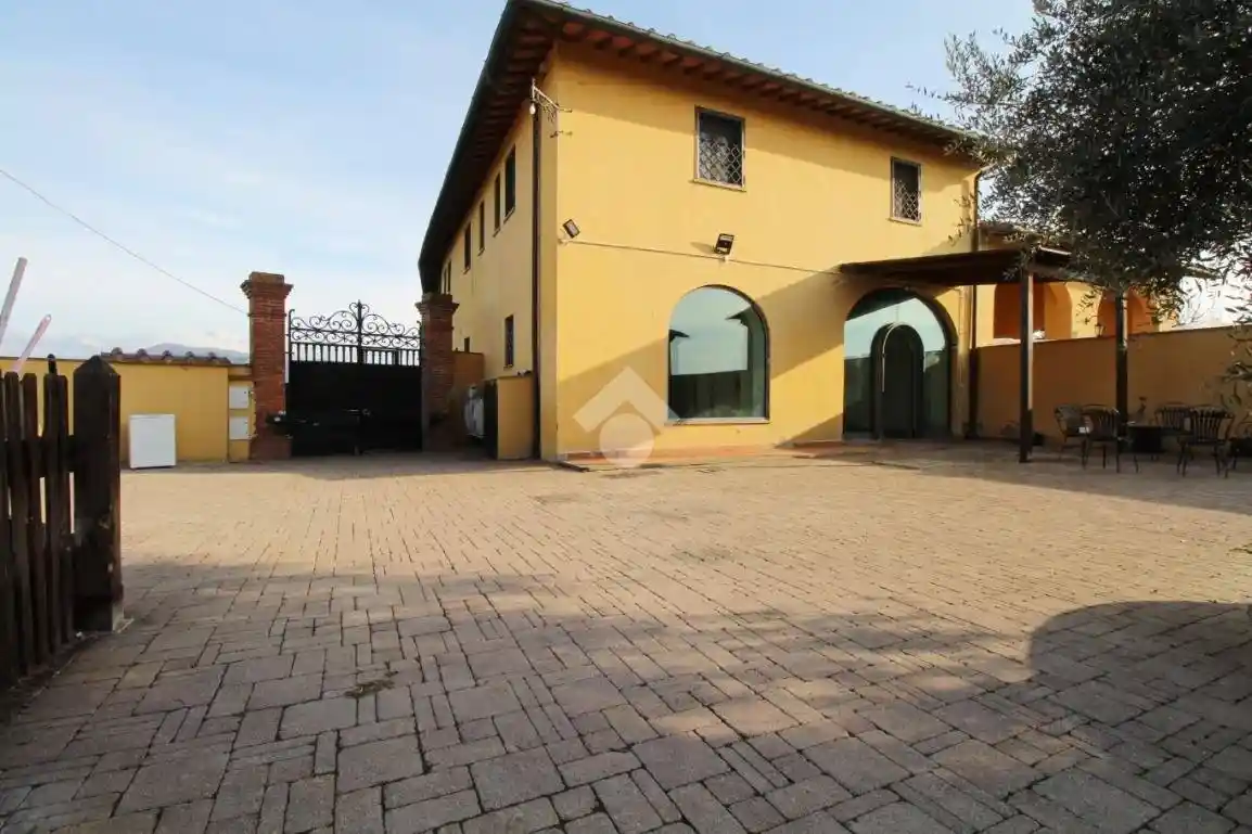 Casa indipendente in vendita a Prato