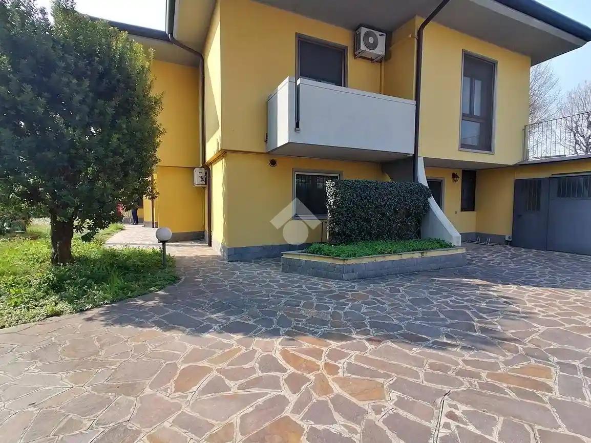 Villa in vendita a Romano di Lombardia