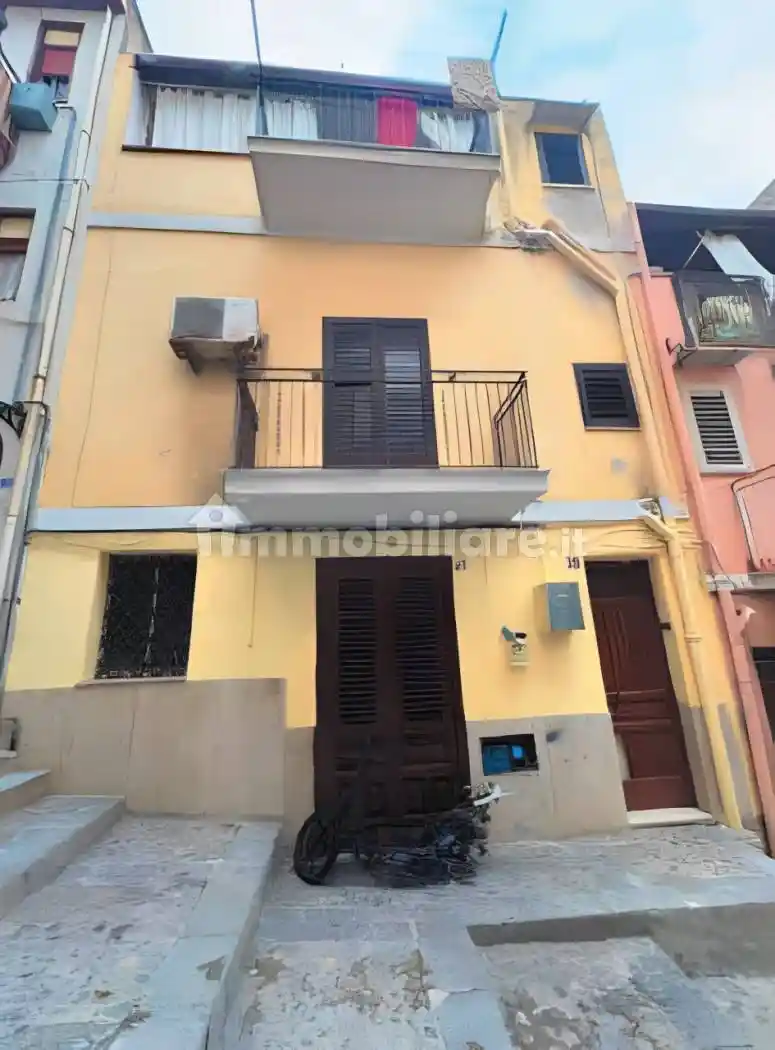Palazzo - Stabile in vendita a Carini