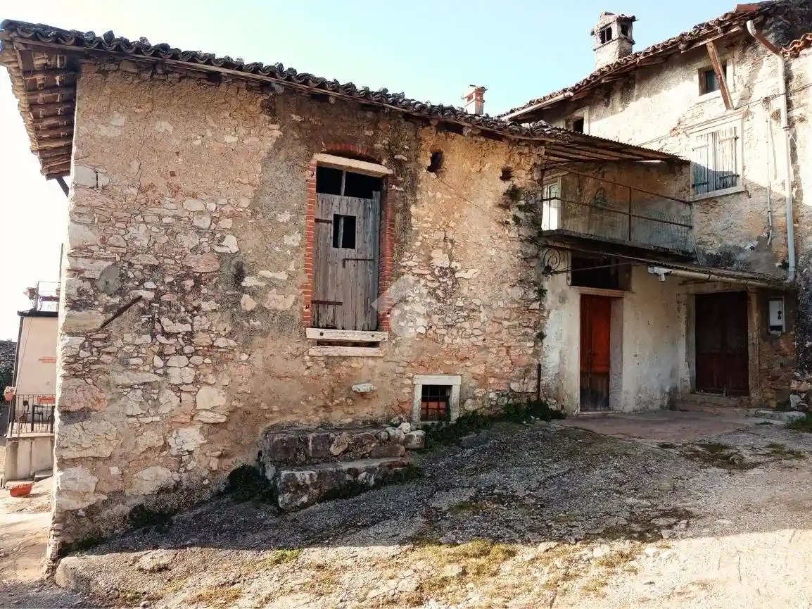 Rustico - Casale in vendita a Caprino Veronese